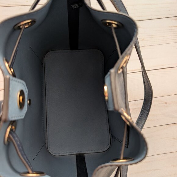 Michael Kors Bucket Bag with Detatchable Crossbody Strap & Matching Wristlet - Picture 5 of 12